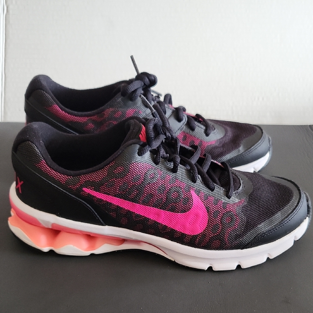 Nike Women's Black and Pink Running Shoes